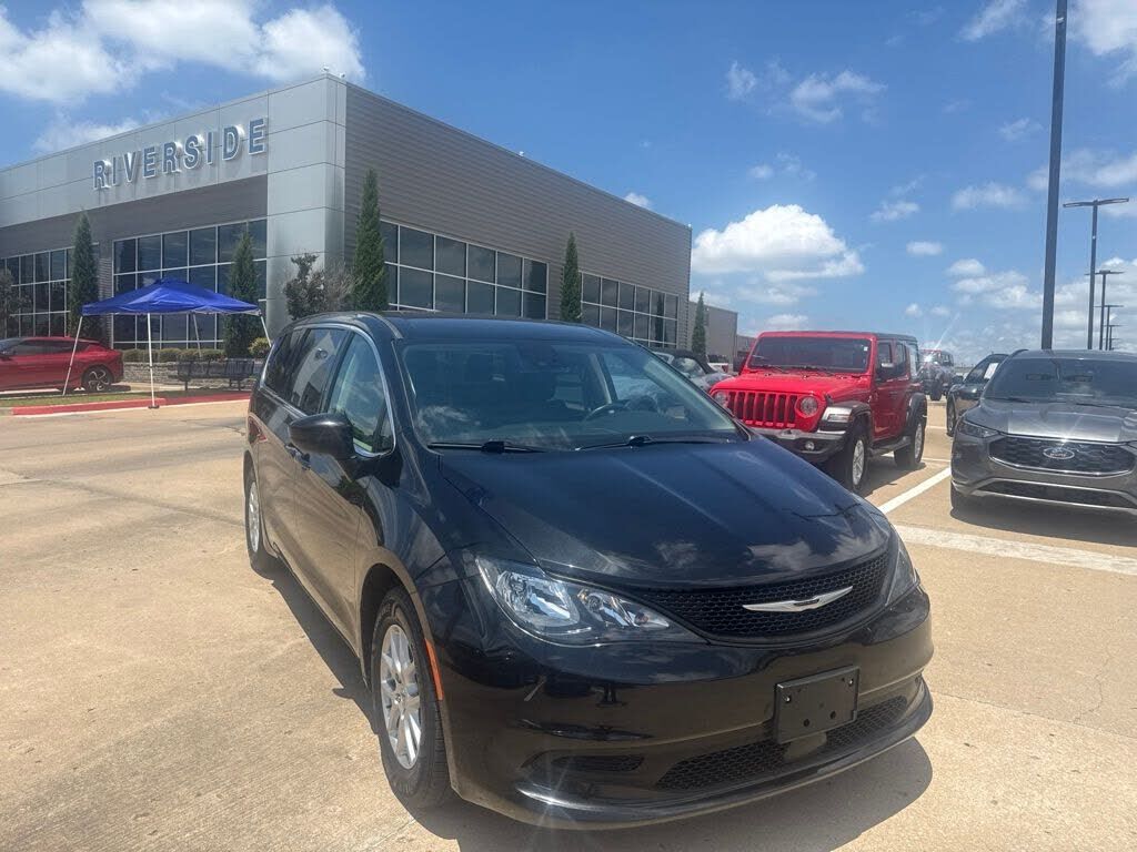 2023 CHRYSLER Voyager