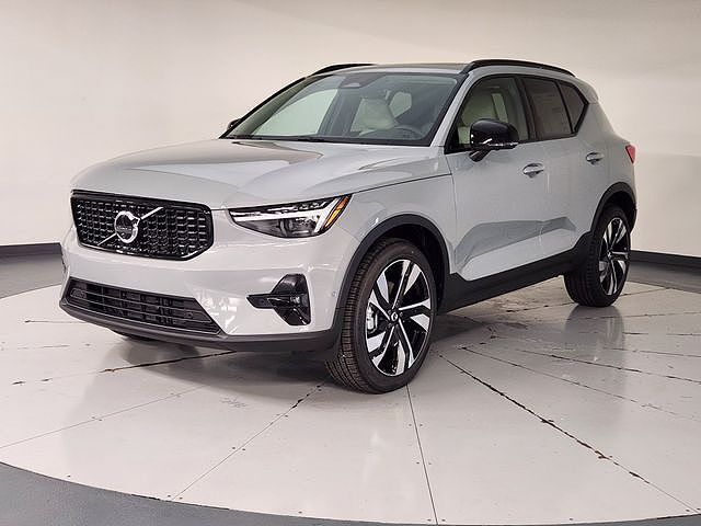 2026 VOLVO XC40