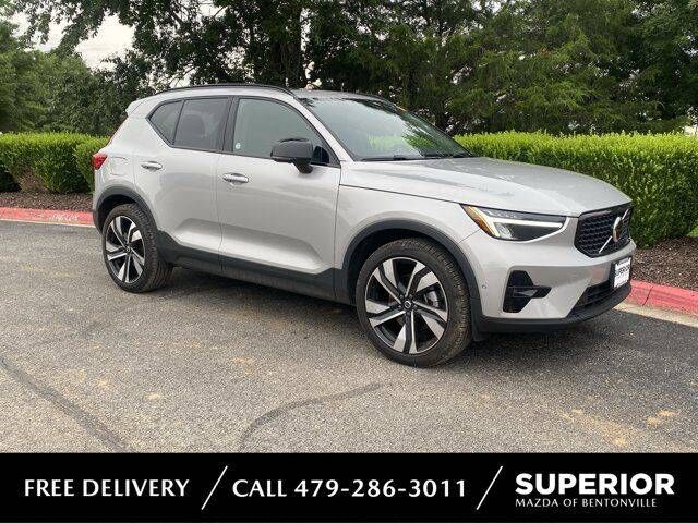 2023 VOLVO XC40