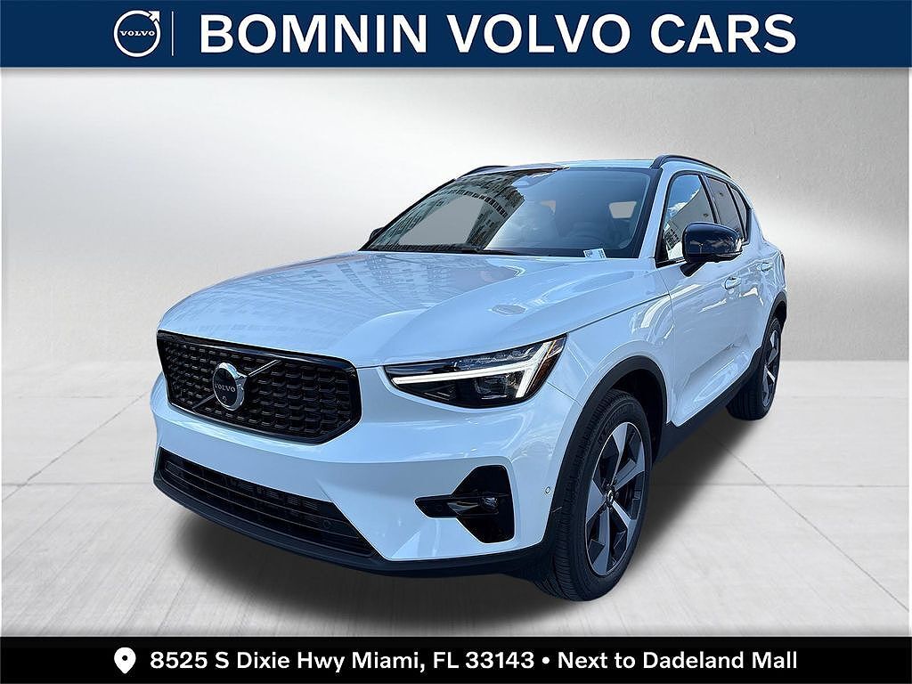 2026 VOLVO XC40