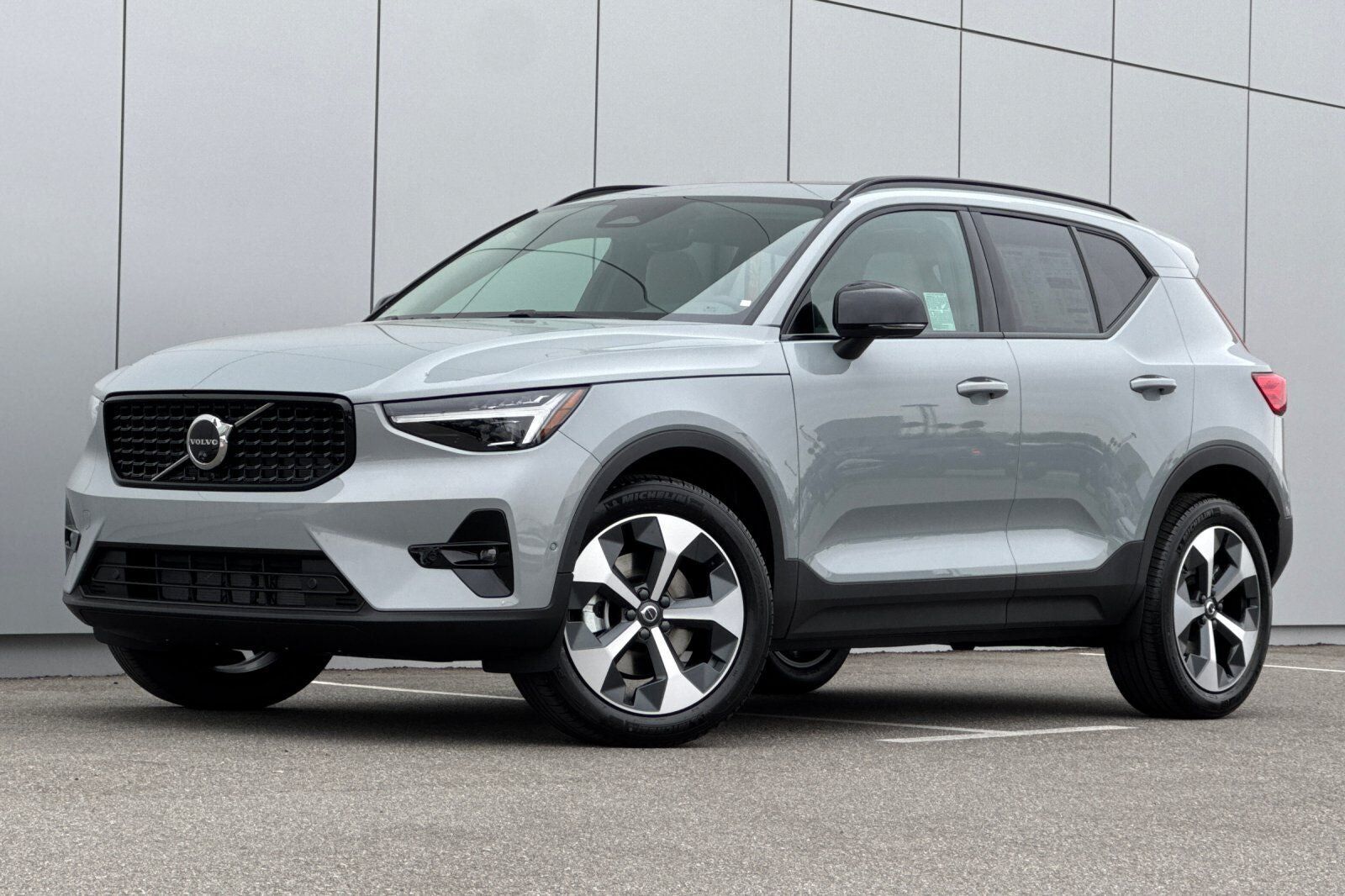 2026 VOLVO XC40