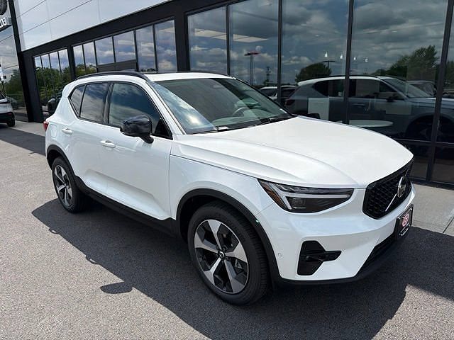 2026 VOLVO XC40