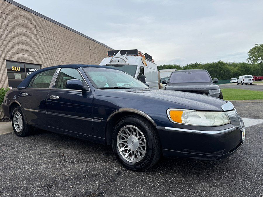2002 LINCOLN Town Car