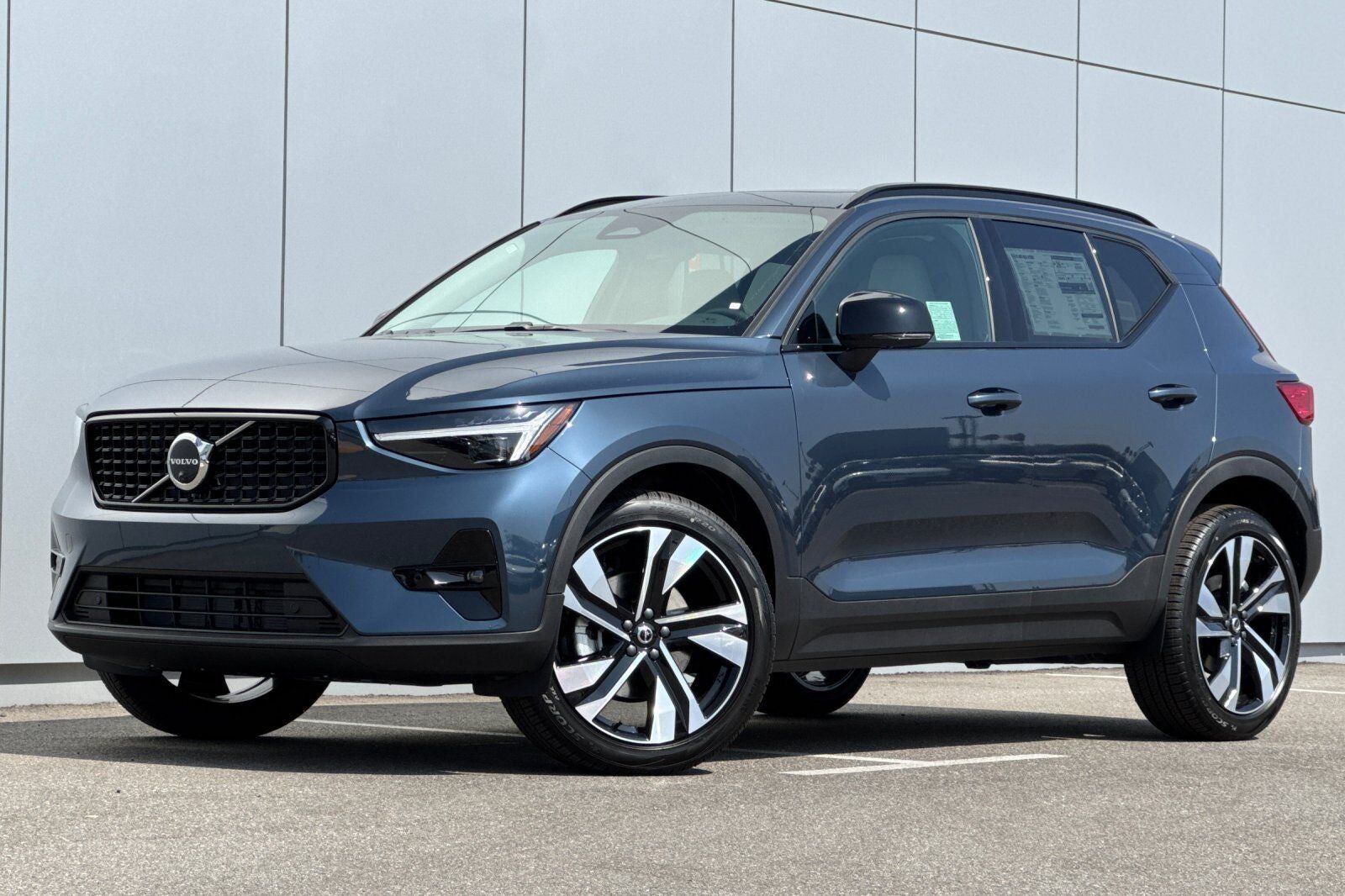 2026 VOLVO XC40