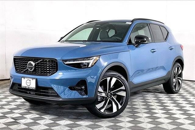2025 VOLVO XC40