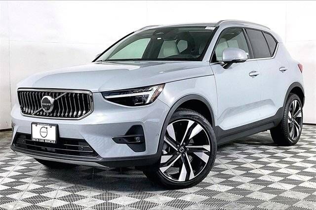 2025 VOLVO XC40