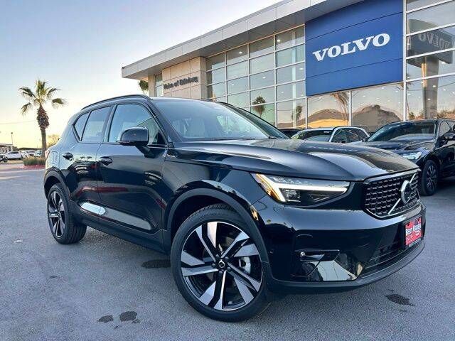 2026 VOLVO XC40