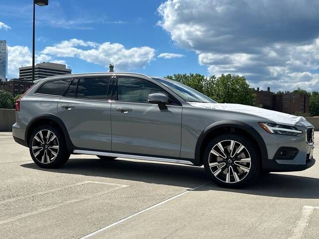 2026 VOLVO V60CC