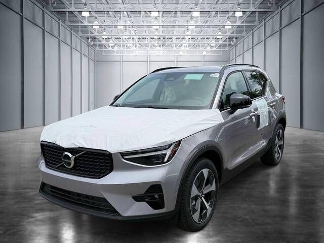2026 VOLVO XC40