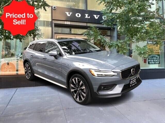 2023 VOLVO V60CC