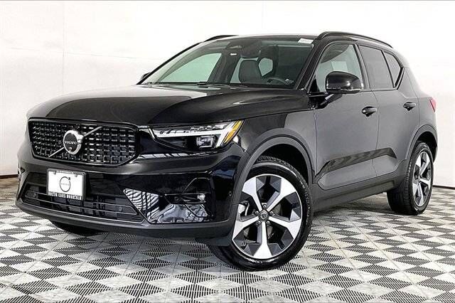 2025 VOLVO XC40