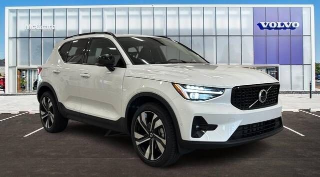 2026 VOLVO XC40