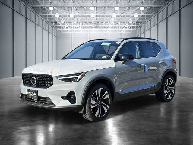 2025 VOLVO XC40