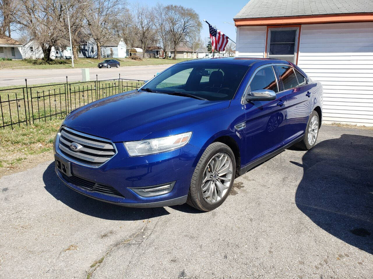 2013 FORD Taurus