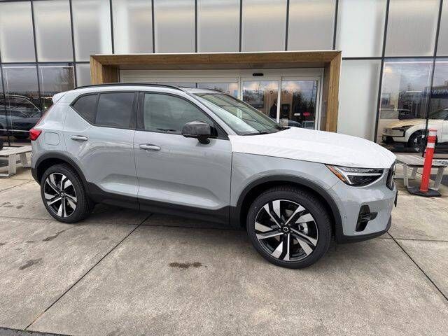 2026 VOLVO XC40