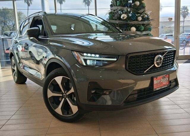 2026 VOLVO XC40