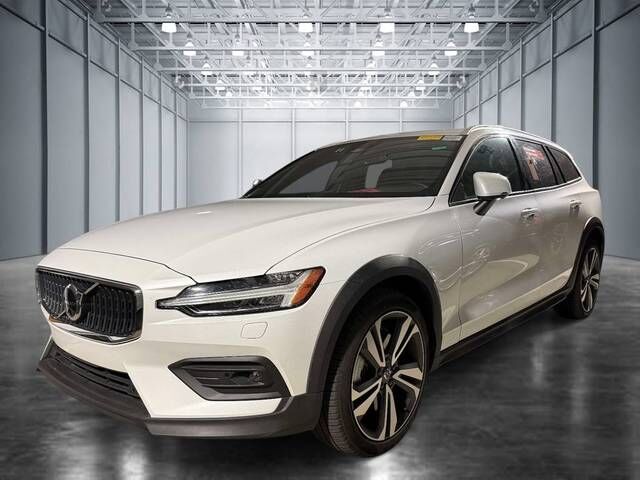 2025 VOLVO V60CC