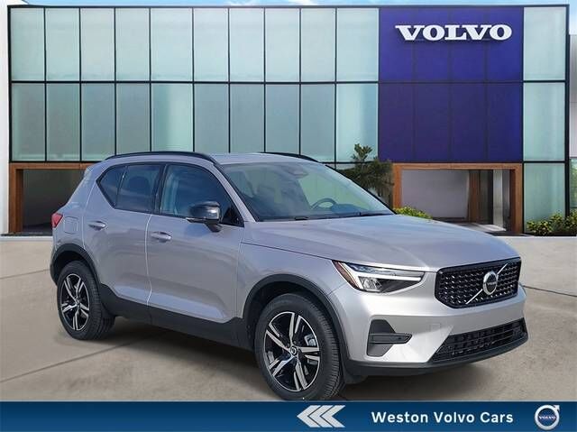 2026 VOLVO XC40