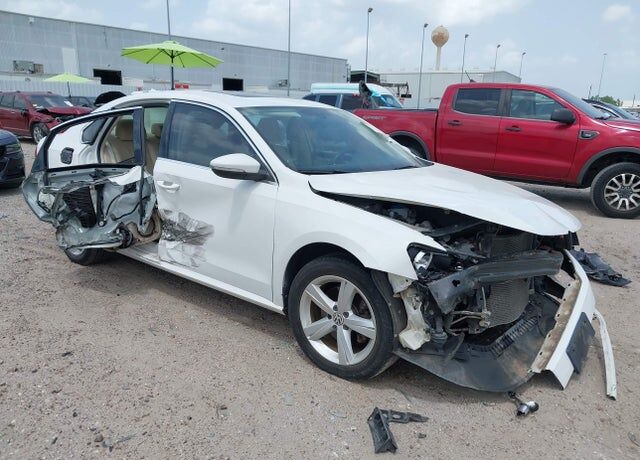 2012 VOLKSWAGEN Passat
