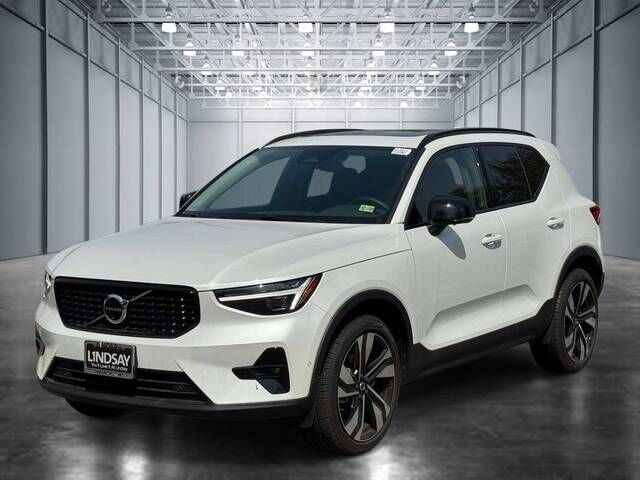 2025 VOLVO XC40