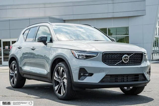 2026 VOLVO XC40