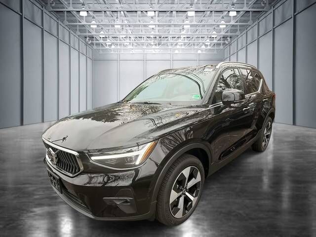 2025 VOLVO XC40