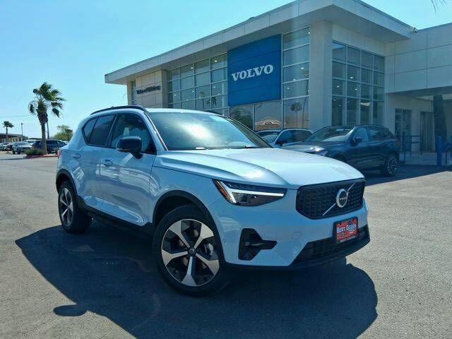 2026 VOLVO XC40