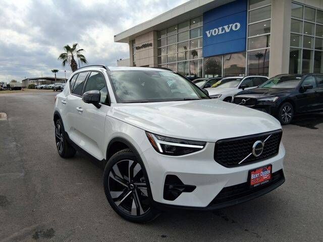 2026 VOLVO XC40