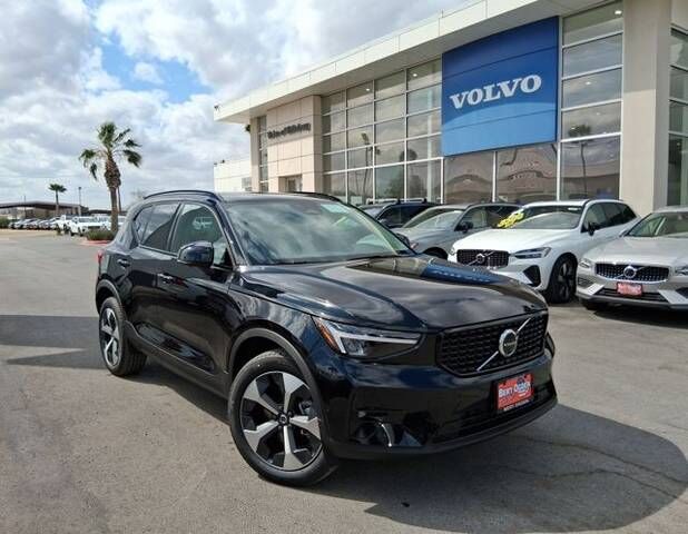 2026 VOLVO XC40