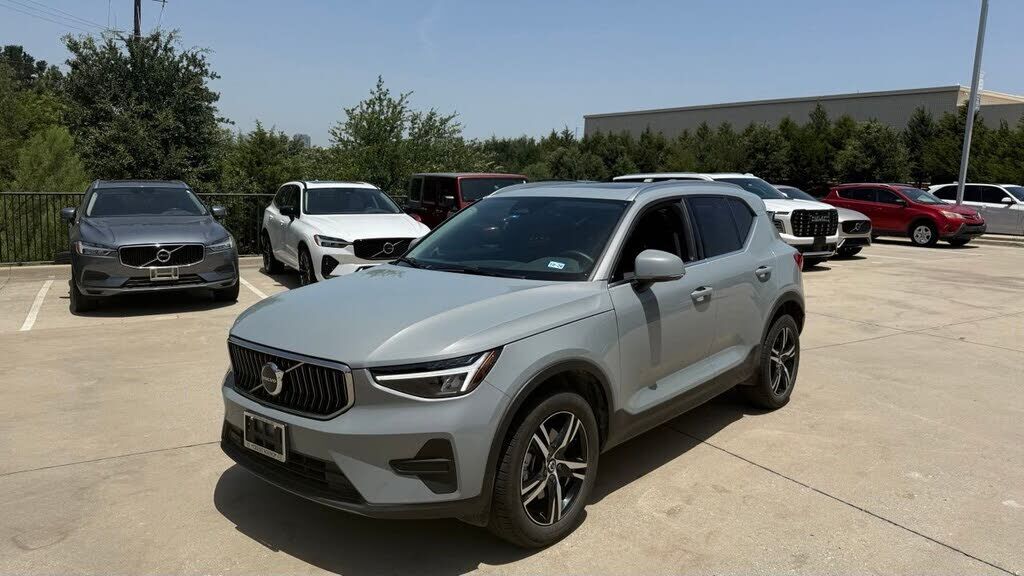 2025 VOLVO XC40