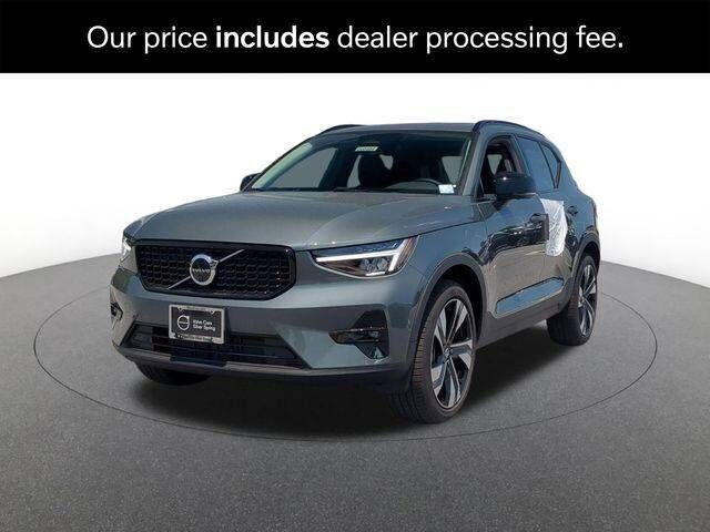 2026 VOLVO XC40