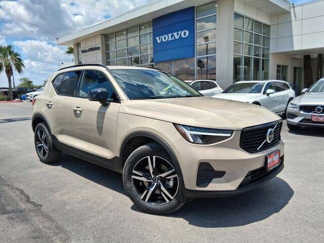 2026 VOLVO XC40