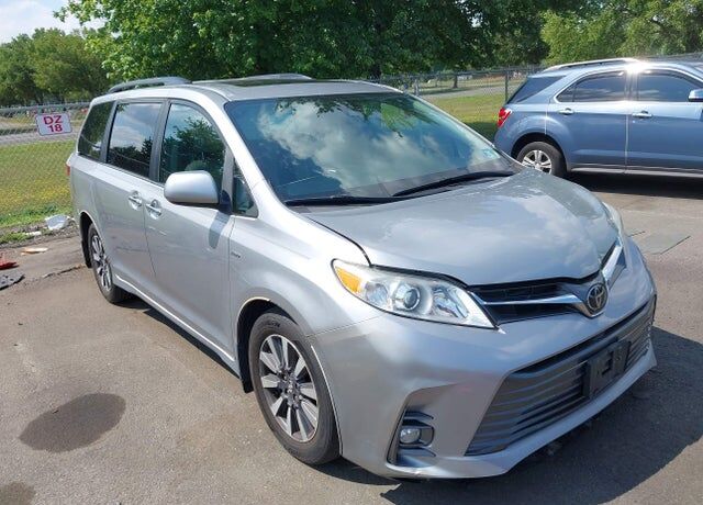 2018 TOYOTA Sienna
