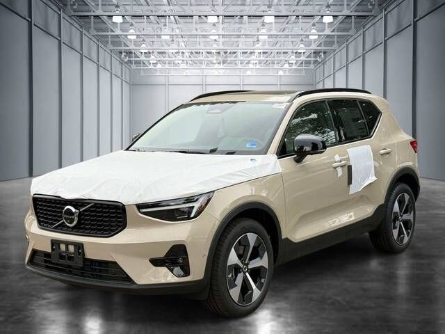 2026 VOLVO XC40
