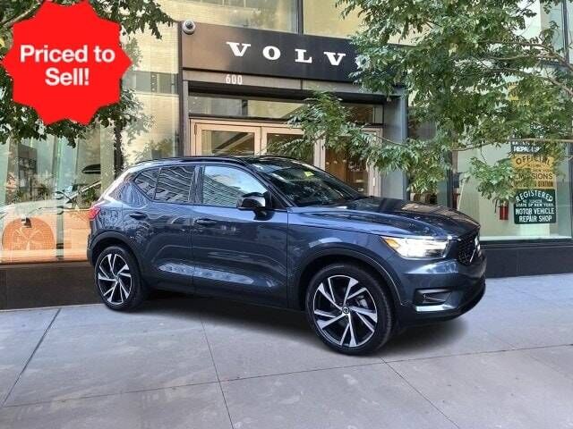 2022 VOLVO XC40