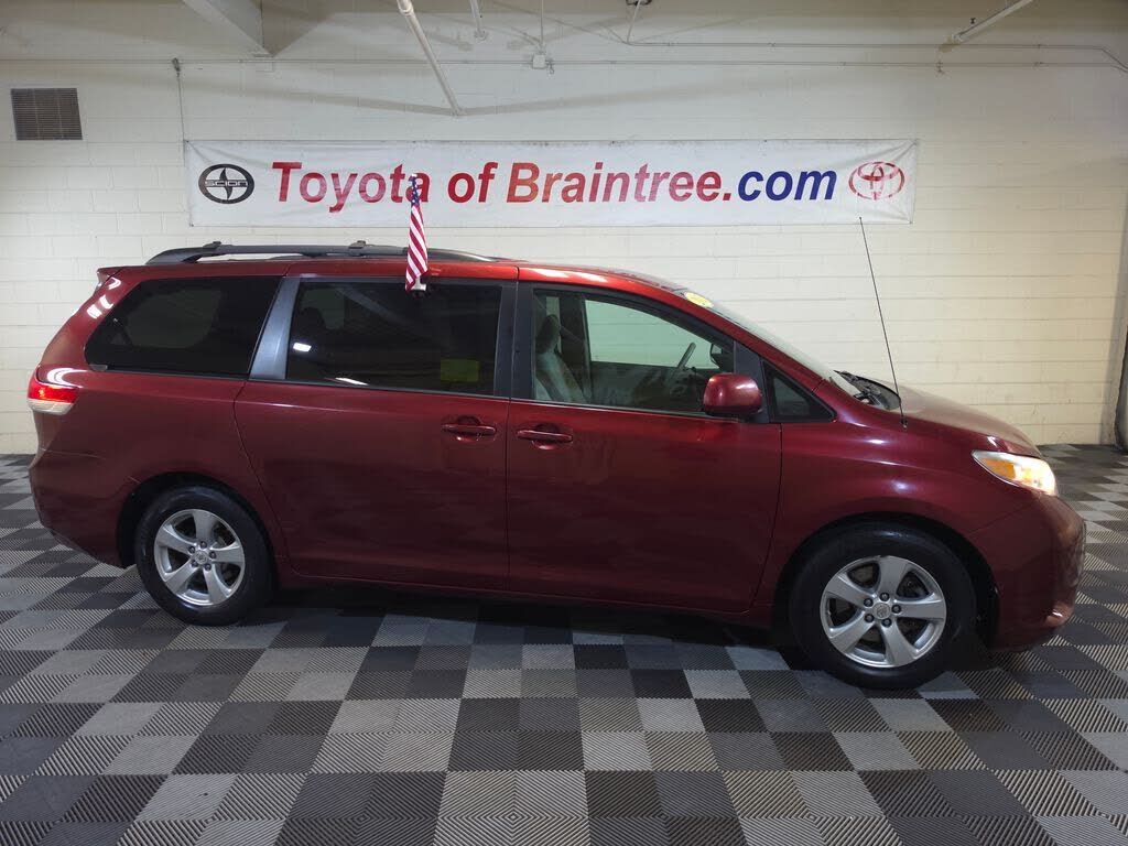2011 TOYOTA Sienna