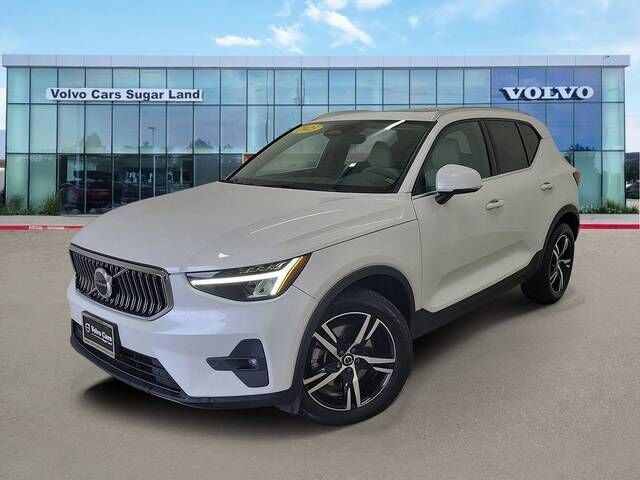 2023 VOLVO XC40