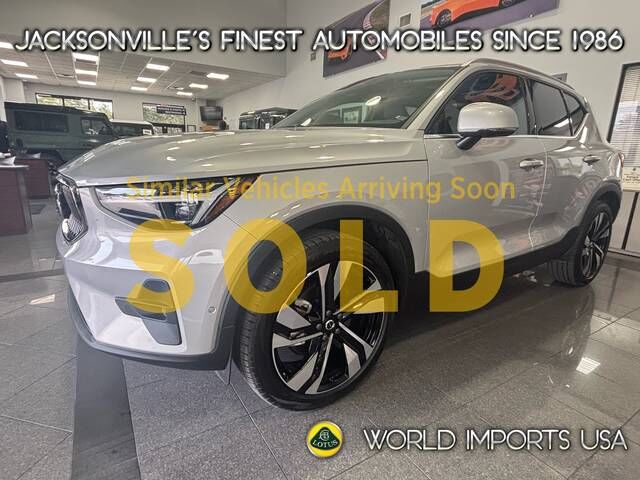 2025 VOLVO XC40