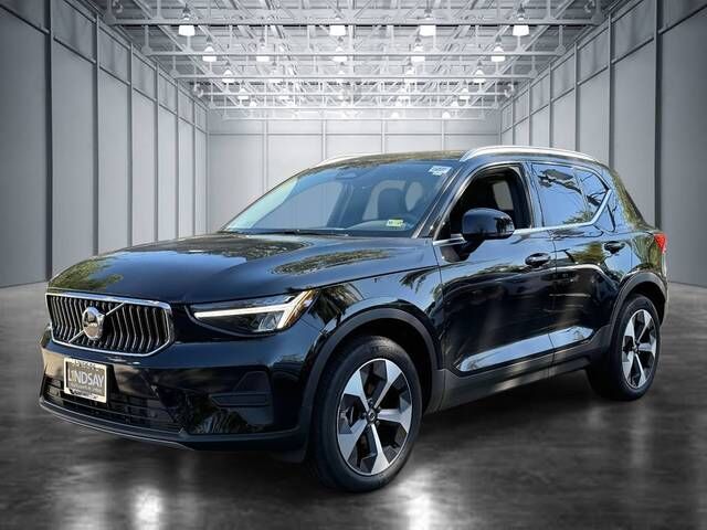 2025 VOLVO XC40
