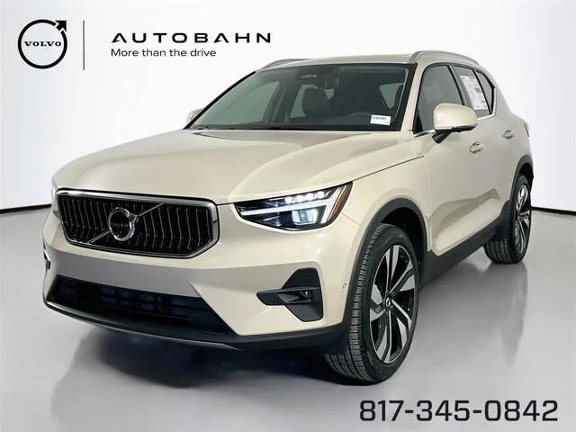 2025 VOLVO XC40