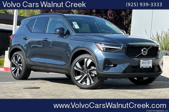 2026 VOLVO XC40