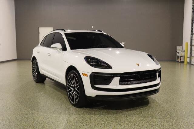 2025 PORSCHE Macan