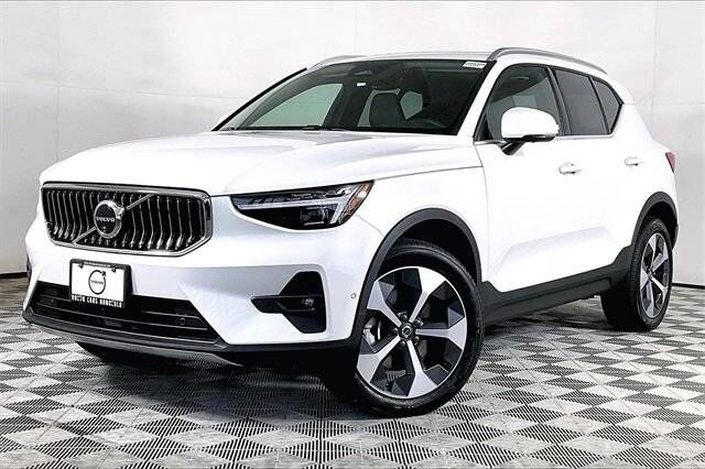 2025 VOLVO XC40