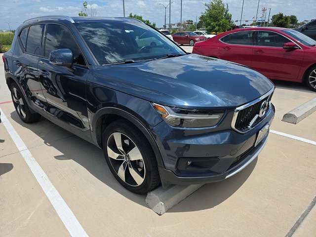 2021 VOLVO XC40