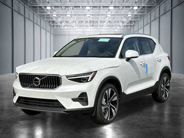 2025 VOLVO XC40
