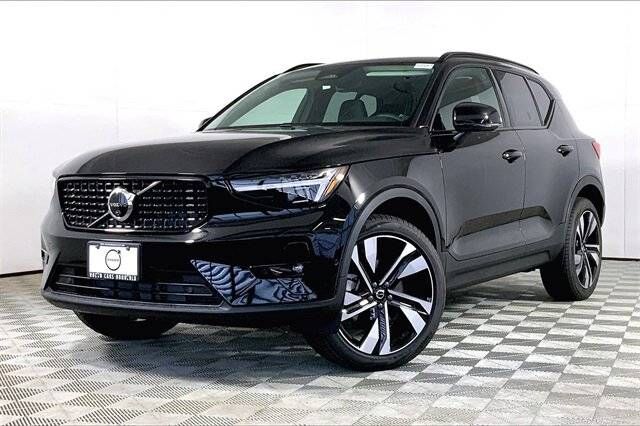 2025 VOLVO XC40