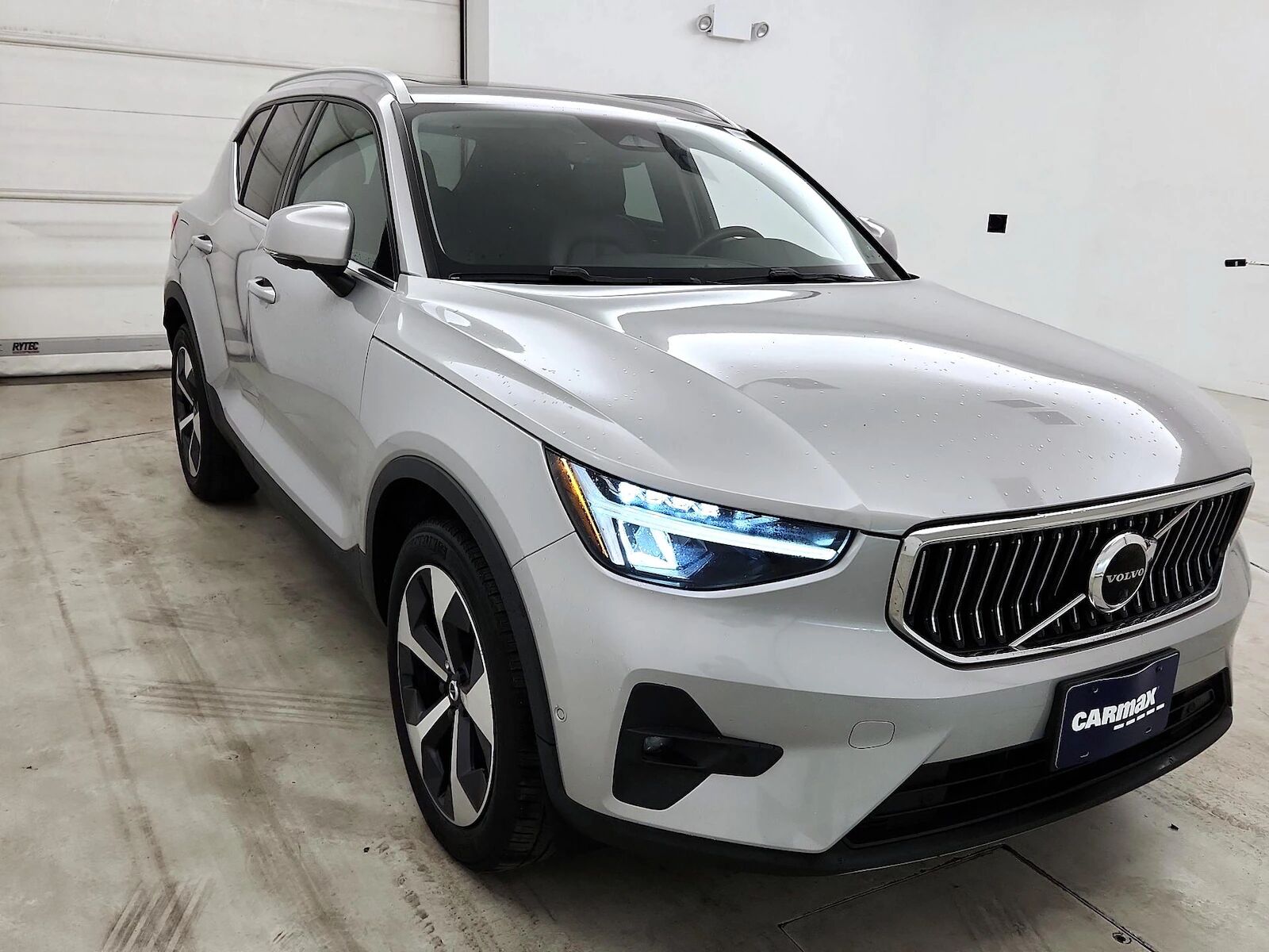 2023 VOLVO XC40
