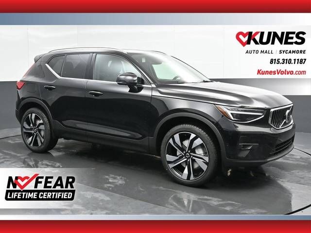2025 VOLVO XC40
