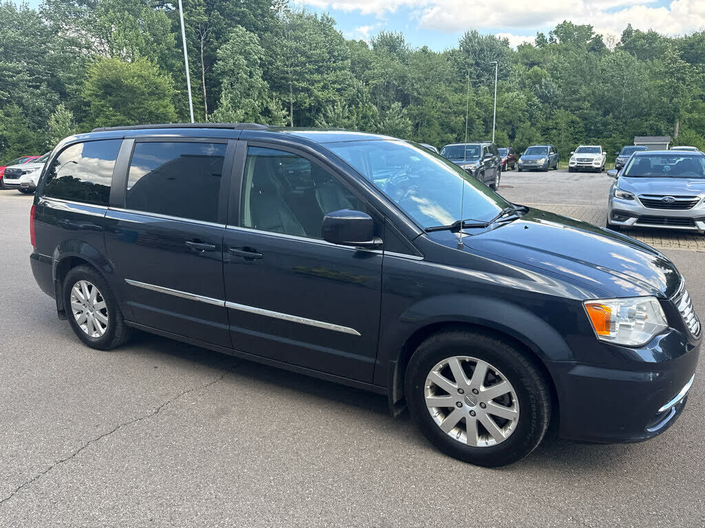 2014 CHRYSLER Town and Country
