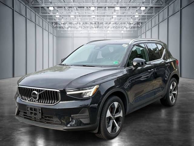 2025 VOLVO XC40